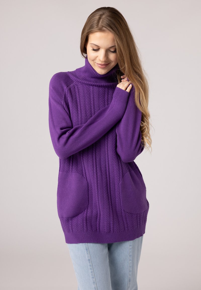 Maglione viola a maglia con colletto alto, caratterizzato da un motivo testurizzato e due tasche frontali. Le maniche lunghe offrono una copertura completa.