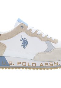 Adidași albi cu accente din suede bej moale, detalii albastre deschise și un logo de călăreț albastru polo. Textul "U.S. POLO ASSN." în aur pe talpă.