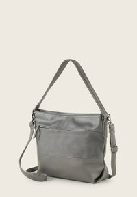 Sivá crossbody taška z kože, s textúrovaným horným dielom, hladkou dolnou časťou a nastaviteľným pásikom. Zipsové uzatváranie na vrchu.
