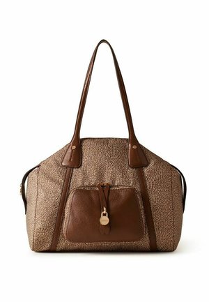 Sac cabas marron texturé avec des anses en cuir marron foncé et une poche avant avec un fermoir doré sur fond blanc.