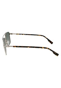 Ochelari de soare din metal cu ramă argintie și lentile verzi. Temelurile au un model de țestoasă cu accente portocalii și maronii.