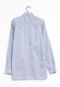 Camicia azzurra chiaro con motivo geometrico in piccolo. Realizzata in un tessuto dalla texture liscia, presenta maniche lunghe e colletto standard.