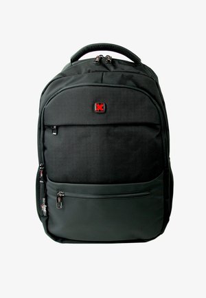 Sac à dos noir en tissu durable, avec une poche avant lisse, un dos texturé et un logo rouge. Compartiments zippés pour le rangement.