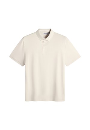 Polo beige clair à manches courtes avec une patte de boutonnage à trois boutons et un col, présenté sur un fond blanc.