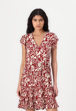 Rood en crèmekleurige bloemenjurk, V-hals, korte gerimpelde mouwen, gelaagde rok met ruffles, gemaakt van lichtgewicht stof, ingewikkeld printontwerp.