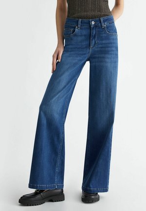 HIGH-WAISTED SUPER - Platėjantys džinsai - dark blue denim