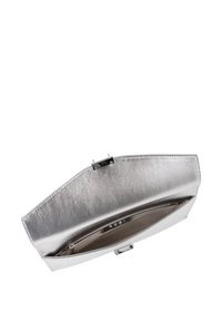Srebrna metaliczna torebka kopertowa o gładkiej fakturze, kanciastym kształcie i zapięciu na zatrzask, z przestronną wewnętrzną kieszenią.