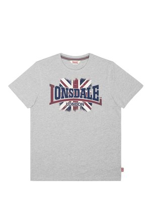 Lichtgrijs T-shirt met verweerde Union Jack-vlag en de tekst "Lonsdale London" in bordeauxrood en marineblauw op de voorkant.