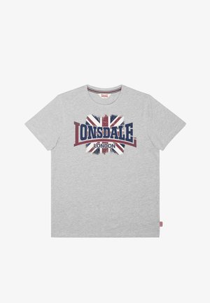 Lichtgrijs T-shirt met verweerde Union Jack-vlag en de tekst "Lonsdale London" in bordeauxrood en marineblauw op de voorkant.