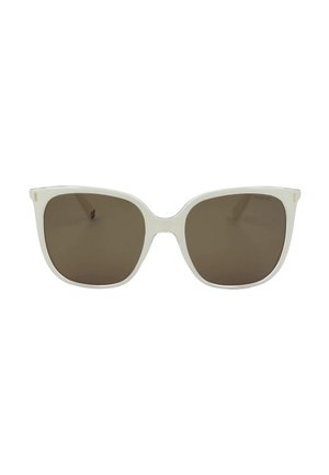Lunettes de soleil à monture carrée blanche avec verres brun foncé et coins légèrement arrondis sur fond blanc.