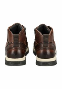 Botas de tobillo de cuero marrón con cierre de cremallera y detalles elásticos; cuero texturizado con suelas de goma; logo de la marca visible en el talón.