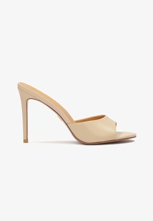Bežs atvērts pirksts slides sandales ar augstu stiletto papēdi. Izgatavotas no gludas ādas materiāla un ar izliekumu dizainu. Nedaudz mīkstināta iekšpēda.