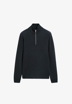 Schwarzer Rippstrickpullover mit langen Ärmeln und einem kurzen silbernen Reißverschluss vorne unter einem hohen Kragen.