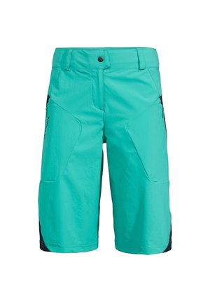 Pantalones cortos color azul verdoso hasta la rodilla con cierre frontal de botones, trabillas para el cinturón, bolsillos laterales y paneles negros en la parte interna del muslo y los lados exteriores.