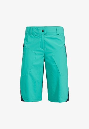 Pantalones cortos color azul verdoso hasta la rodilla con cierre frontal de botones, trabillas para el cinturón, bolsillos laterales y paneles negros en la parte interna del muslo y los lados exteriores.