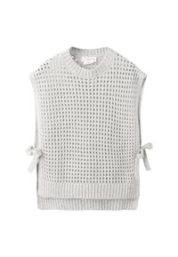 Svetlo sivi puli z mrežasto pletenim vzorcem odprtega šiva, ohlapen, škatlasti kroj, z zavihanimi robovi in stranskimi trakovi za zavezovanje.