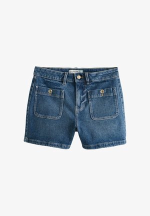 Pantaloni scurți de denim albastru cu două buzunare mari aplicate în față, închidere cu nasturi și bucle pentru curea pe un fundal alb.