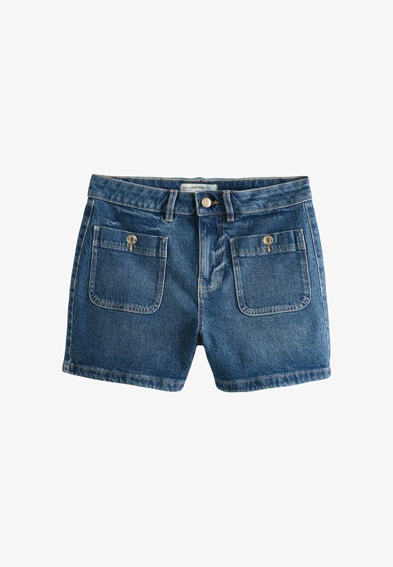 Blå denimshorts med to store lommer foran, knaplukning og bæltestropper mod en hvid baggrund.