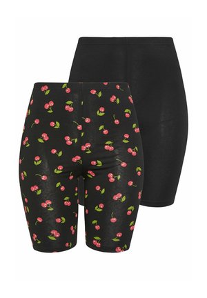 Twee paar zwarte fietsshorts, één met patroon van rode kersen en groene bladeren, de ander effen zwart, getoond tegen een witte achtergrond.
