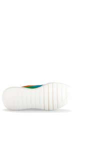 Mehrfarbiger Sneaker mit einer strukturierten Textil-Oberfläche und einer weißen Gummisohle, die ein gemustertes Profil für besseren Halt aufweist.