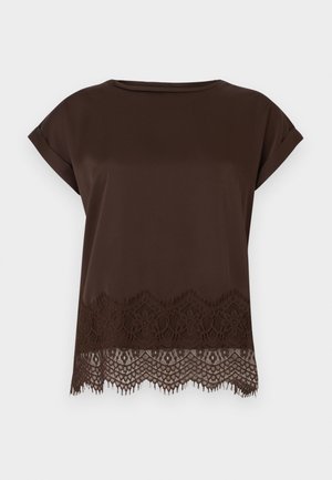 Καφέ τοπ με κοντά μανίκια και λείο ύφασμα, με περίτεχνη δαντέλα κατά μήκος του κάτω άκρου και στρογγυλεμένο λαιμόκοψη.