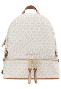 Zaino in tela beige con motivo logo MK bianco, parte superiore arrotondata, raccordi in tono oro e tasca frontale con cerniera e doppio tirante in pelle.