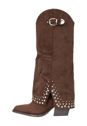 Stivale in camoscio marrone a metà polpaccio con borchie argentate lungo l'orlo e una fibbia decorativa argentata vicino alla parte superiore, caratterizzato da un tacco basso a blocco.