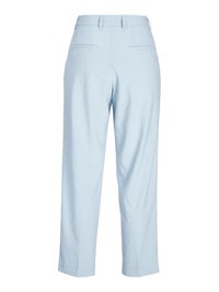 Calças ajustadas azul claro, com corte reto, dois bolsos frontais e dois bolsos traseiros. Textura suave, comprimento encurtado e passantes para cinto.