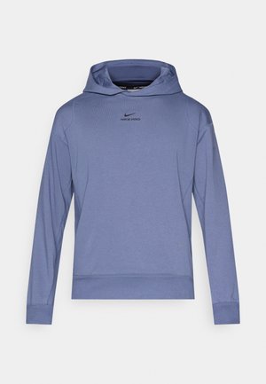 Sinine, pika varrukaga kapuutsiga dressipluus, mis on valmistatud kergest kangast; iseloomustab lõdvestunud lõige, kapuuts ja peen Nike Pro logo rinnal.