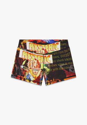 Bunte Boxershorts mit Pop-Art-Stil Grafiken, die das Wort "HYSTERIC", weibliche Gesichter und ein "GUESS?"-Logo in Rot-, Gelb- und Schwarztönen zeigen.
