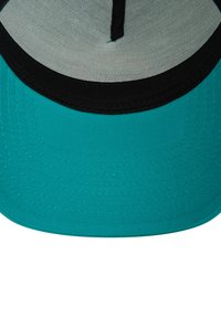 Cappello turchese con visiera nera, caratterizzato da un tessuto testurizzato e un design con una parte superiore rotonda. All'interno presenta una leggera fodera in rete per la ventilazione.