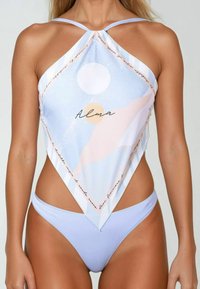 Costume da bagno con design a halter, caratterizzato da fantasie astratte in blu e rosa, tessuto morbido e forma triangolare con fondo a vita bassa.