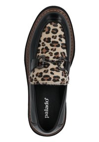 Mocasín con estampado de leopardo y ribete de cuero negro, con un herraje metálico decorativo y superficie texturizada, montado sobre una suela de goma marrón.