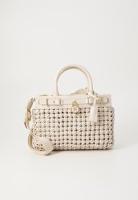 Πλεκτή μπεζ τσάντα χειρός με δομημένο σχέδιο, δερμάτινες λεπτομέρειες, χρυσό κλείστρο και αποσπώμενο λουρί ώμου.