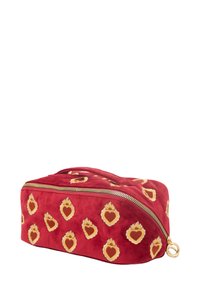 Punainen mokkanahkainen kosmetiikkalaukku, jossa on kultainen vetoketju ja kirjailtuja liekehtiviä sydänkuvioita, esitetty valkoista taustaa vasten.