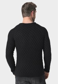 Czarny sweter dziewiarski z teksturowanym wzorem, ściągaczami na rękawach i u dołu, oraz klasycznym okrągłym dekoltem.