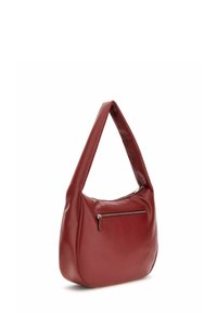Sac à épaule en cuir rouge avec une forme incurvée, une seule bandoulière et une poche zippée à l'avant. Texture lisse avec un léger éclat.