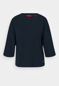 Top blu navy a maniche corte con scollo rotondo e una sottile texture a costine. Presenta un piccolo logo accentato sull'orlo.
