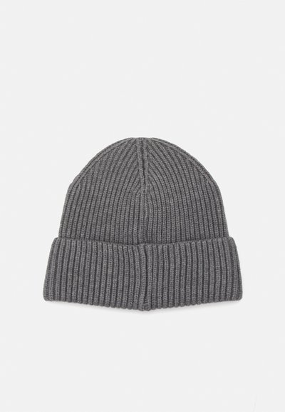 Bonnet en tricot ribbé gris avec un revers replié. Fabriqué en mélange de laine douce, il présente un motif texturé et un dessus arrondi.