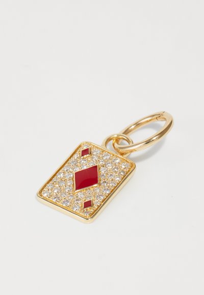 Pandantiv de aur în formă rectangulară cu o suprafață strălucitoare, având pietre prețioase roșii și un accent în formă de diamant.