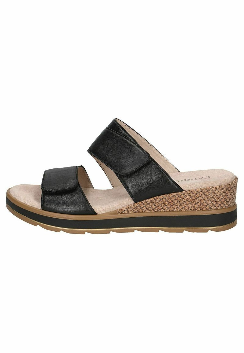 Schwarze Leder-Sandalen mit zwei breiten Riemen, einer beigen gepolsterten Innensohle und einem strukturierten Keilabsatz mit einem gemusterten Akzent.