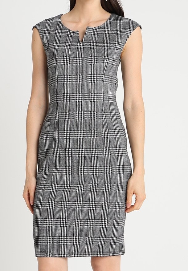 Robe grise à carreaux avec une silhouette crayon, manches courtes, coupe mi-genou, dotée d'un décolleté en V et de poches latérales. Tissu tissé texturé.