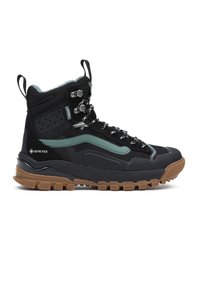 Czarne buty wędkarskie wykonane z Gore-Tex, z teksturowaną cholewką, wzmocnionymi oczkami oraz gumową podeszwą z bieżnikiem zapewniającym przyczepność.