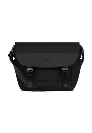 Borsa tracolla nera con chiusura a pattina, tracolla regolabile e doppi fibbie, realizzata in tessuto strutturato e pannello in pelle liscia.