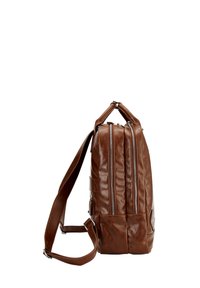 Mochila de cuero marrón con dos compartimentos con cremallera, un cuerpo acolchado, un asa en la parte superior y una correa de hombro desmontable.