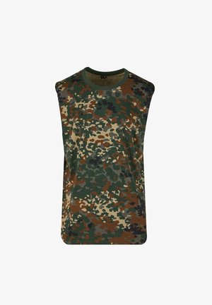 Bez piedurknēm kamuflāžas tīkams topiņš, kas izgatavots no mīksta auduma, ar zaļas, brūnas un beiges krāsas ielāpiem; apaļa izgriezuma kakls, brīvs griezums.