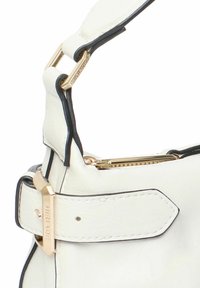 Borsa in pelle bianca con accenti neri. Caratterizzata da hardware dorato, una chiusura con cerniera nella parte superiore e un design strutturato con un dettaglio decorativo sulla tracolla.