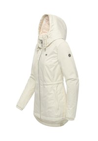 Hvit isolert jakke med snorjusterbar hette, glidelåslukking, elastiske mansjetter og innsvingt midje. Har sidelommer og mykt fòr.