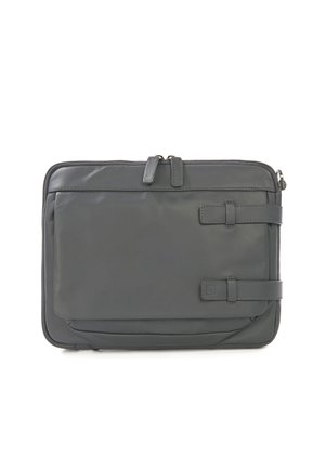 Custodia per laptop in pelle grigia con una texture liscia, dotata di chiusura con zip e due cinturini frontali per una sicura fissazione.