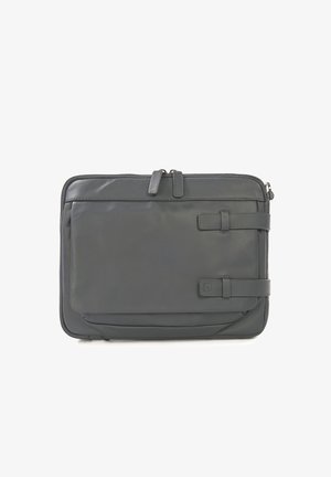 Housse pour ordinateur portable en cuir gris avec une texture lisse, dotée d'une fermeture éclair et de deux sangles à l'avant pour un maintien sécurisé.